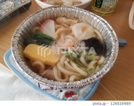 コンビニの冷凍鍋焼きうどん 126816989