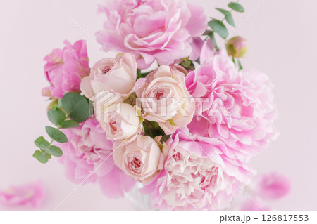ピンクのバラとピオニーのアレンジメント 126817553