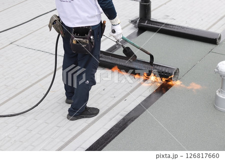 マンションの大規模修繕工事でアスファルト防水工事 126817660