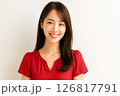 赤いTシャツを着た日本人女性 126817791