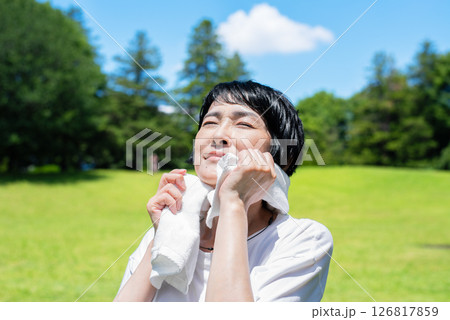 公園で白いタオルで汗を拭く中年女性 126817859