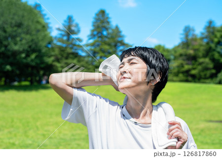 公園で運動後に汗を拭く中年女性 126817860