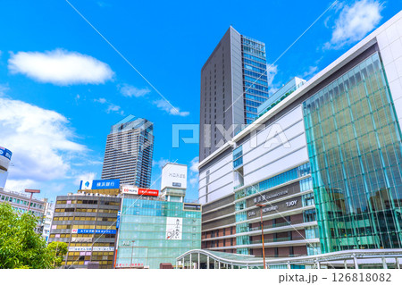 日本の横浜都市景観 6月1日。横浜駅やJR横浜タワーなどを望む 126818082