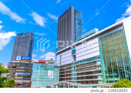 日本の横浜都市景観 6月1日。横浜駅やJR横浜タワーなどを望む 126818085