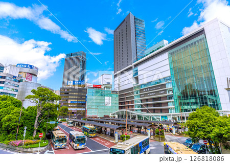 日本の横浜都市景観 6月1日。横浜駅やJR横浜タワーなどを望む 126818086