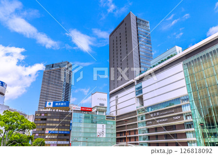 日本の横浜都市景観 6月1日。横浜駅やJR横浜タワーなどを望む 日本の横浜都市景観 6月1日。横浜駅やJR横浜タワーなどを望む 126818092