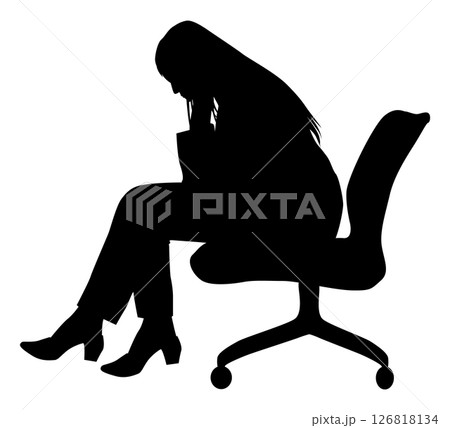 オフィスチェアに座ってうなだれる女性シルエット オフィスチェアに座ってうなだれる女性シルエット 126818134