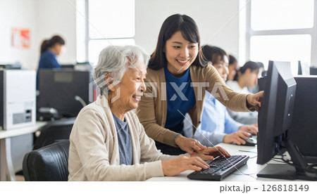 パソコン教室、おばあちゃんPCの使い方を学ぶ パソコン教室、おばあちゃんPCの使い方を学ぶ 126818149