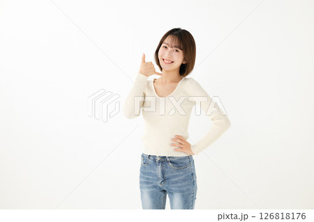 電話ポーズをする女性 126818176