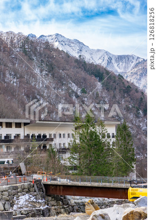 新穂高温泉から見上げる焼岳の山頂部　残雪期の西穂高岳独標雪山登山 126818256
