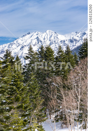 新穂高ロープウェイ西穂高口駅の展望台から見る槍ヶ岳と中岳、大喰岳 残雪期の西穂高岳独標雪山登山 新穂高ロープウェイ西穂高口駅の展望台から見る槍ヶ岳と中岳、大喰岳 残雪期の西穂高岳独標雪山登山 126818260