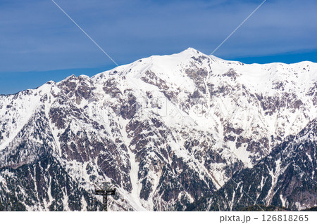 新穂高ロープウェイ西穂高口駅の展望台から見る笠ヶ岳　残雪期の西穂高岳独標雪山登山 126818265