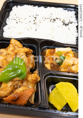 美味しい鶏肉炒めの中華弁当 126818445