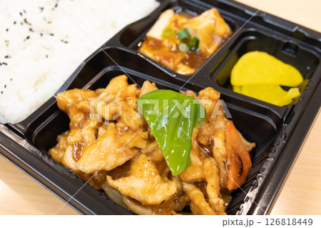 美味しい鶏肉炒めの中華弁当 126818449