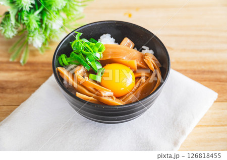 卵黄をのせたメンマ丼 126818455