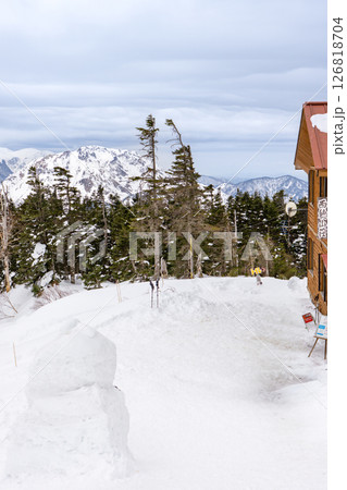 残雪西穂山荘から見る焼岳　残雪期の西穂高岳独標雪山登山 126818704
