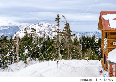 残雪西穂山荘から見る焼岳 残雪期の西穂高岳独標雪山登山 残雪西穂山荘から見る焼岳 残雪期の西穂高岳独標雪山登山 126818705