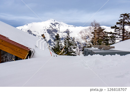 残雪西穂山荘から見る笠ヶ岳　残雪期の西穂高岳独標雪山登山 126818707