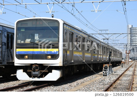 電留線に停車する試運転表示の209系2100番台 126819500