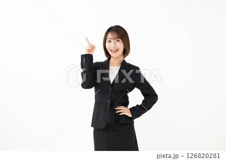 指差しをするビジネスウーマン 126820281