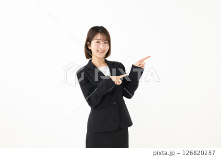 指差しをするビジネスウーマン 126820287