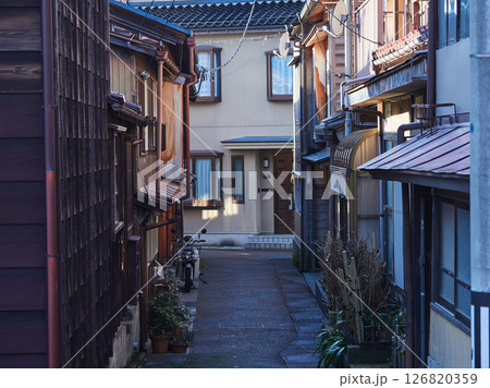 金沢市の観光名所東茶屋の古い町並みの建物の風景 126820359