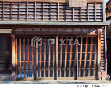 金沢市の観光名所東茶屋の古い町並みの建物の風景 金沢市の観光名所東茶屋の古い町並みの建物の風景 126820362