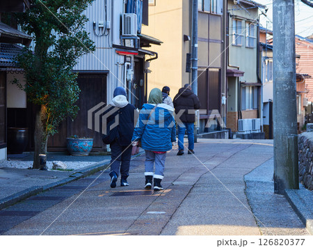 金沢市の観光名所東茶屋の古い町並みと観光客の姿 126820377