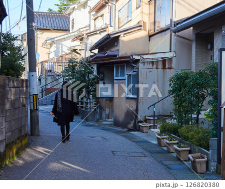 金沢市の観光名所東茶屋の古い町並みの建物の風景 金沢市の観光名所東茶屋の古い町並みの建物の風景 126820380