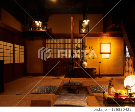 冬の観光名所高山市の古い町並みの和風茶室の様子 126820425