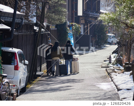 冬の観光名所高山市の古い町並みと観光客の姿 冬の観光名所高山市の古い町並みと観光客の姿 126820426