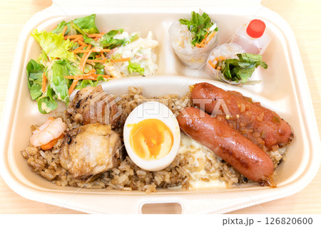 おいしい玉子とソーセージと生春巻きが入ったナシゴレンのテイクアウト おいしい玉子とソーセージと生春巻きが入ったナシゴレンのテイクアウト 126820600