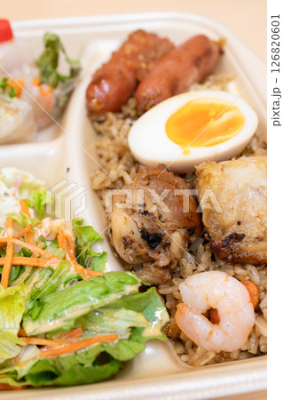 おいしい玉子とソーセージと生春巻きが入ったナシゴレンのテイクアウト おいしい玉子とソーセージと生春巻きが入ったナシゴレンのテイクアウト 126820601