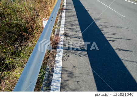 ガードレールと道路 ガードレールと道路 126821040