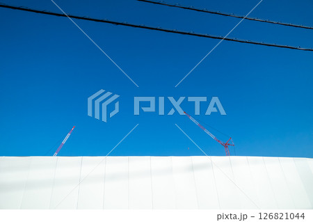 建設現場と青空 126821044