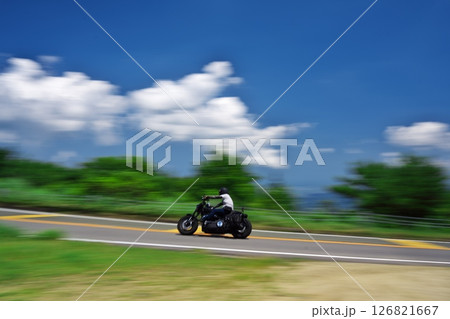 初夏の青山高原　白い雲と青空の下でツーリングするバイク 126821667