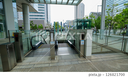 東京メトロ有楽町線の豊洲駅1c番出入口、エスカレーターが設置 126821700