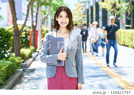 通勤するオシャレなビジネスウーマン 126821787