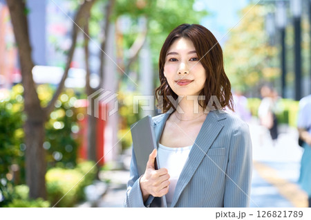 通勤するオシャレなビジネスウーマン 126821789