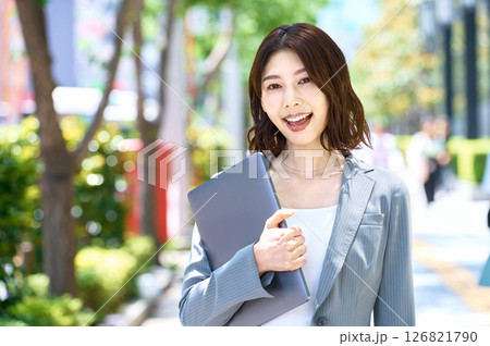 通勤するオシャレなビジネスウーマン 126821790