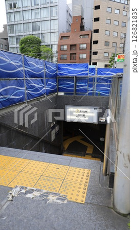 東京メトロ有楽町線の麴町駅6番出入口、工事中 126821835