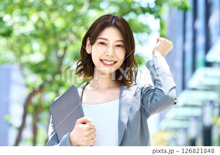 ノートパソコンを持つビジネスウーマン 126821848