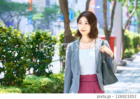 通勤するオシャレなビジネスウーマン 126821852
