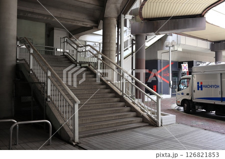 駅ロータリー横の高架下階段 駅ロータリー横の高架下階段 126821853