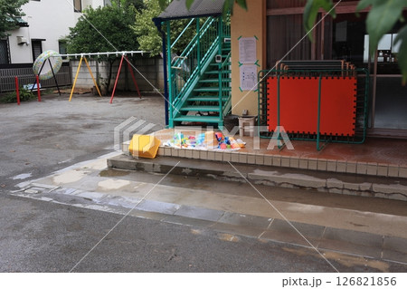 雨の日の幼稚園 126821856