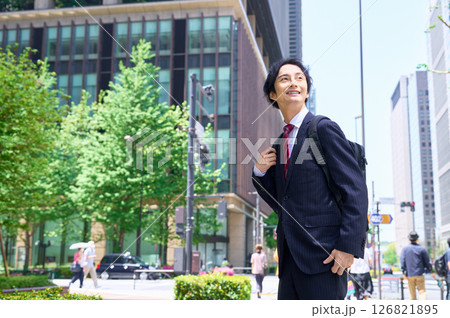 通勤するスーツ姿のビジネスマン 126821895
