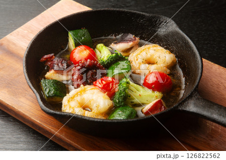 エビタコ野菜のアヒージョ 126822562