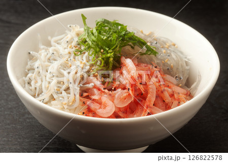 釜揚げしらす生しらすと桜エビの丼 126822578