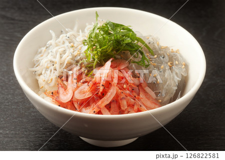 釜揚げしらす生しらすと桜エビの丼 釜揚げしらす生しらすと桜エビの丼 126822581