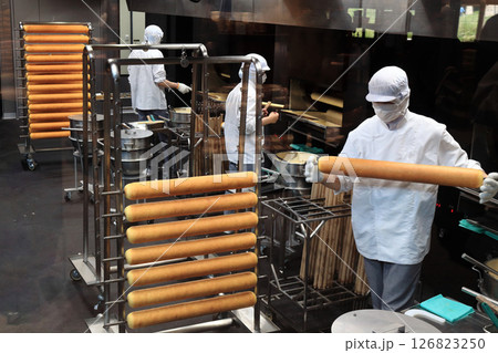 バームクーヘン製造工程 126823250